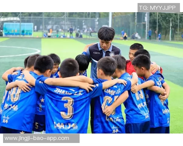 足球巨星展现魅力的户外头像照片捕捉运动与自然完美融合的瞬间 足球巨星展现魅力的户外头像照片捕捉运动与自然完美融合的瞬间